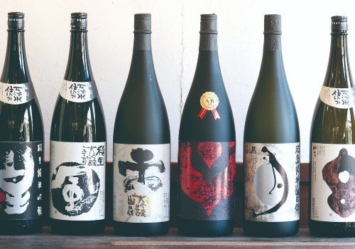 笠間産酒米100%の日々是好日（左から4本目）はじめ稲里ブランドの酒の数々