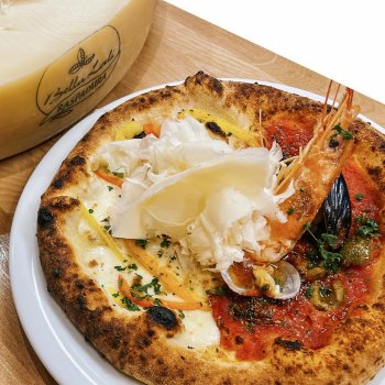 ピザは生地やチーズ、ソースにこだわった本場の味