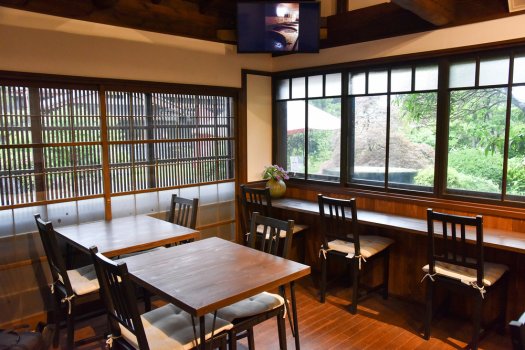敷地内のカフェ「蔵cafe 仁右衛門」