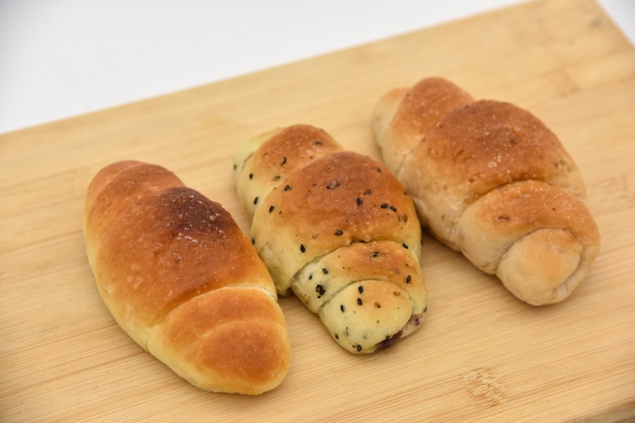 人気の塩パンはプレーンごまつぶあん 、くるみこしあんの3 種類。