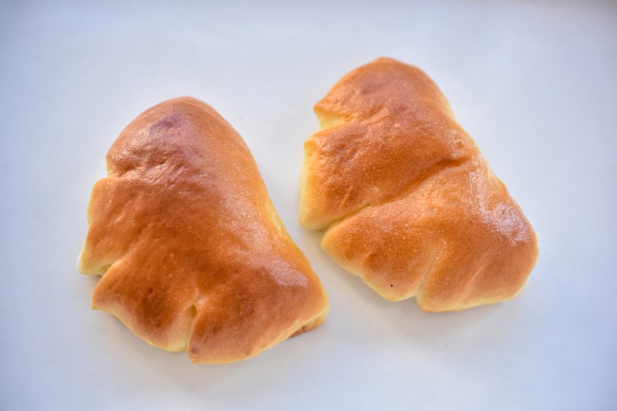 クリームパンは卵、砂糖、バターで作った自家製クリー ムを使用。
